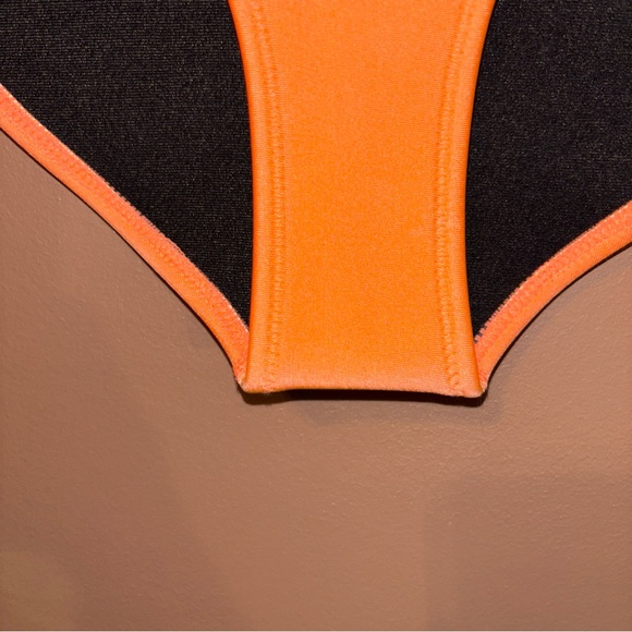 TRIANGL - Peach Bikini Scuba Bottom size Small - Picture 6 of 9